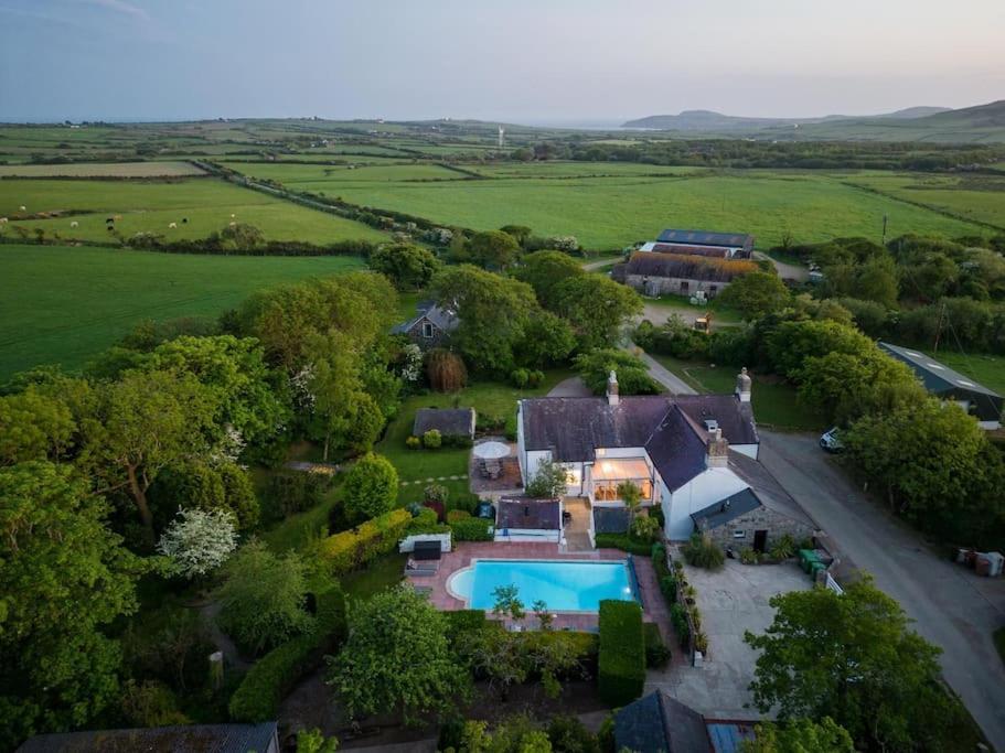 Villa Plas Newydd With Swimming Pool, Fire Pit, And Log Fires Rhiw Exterior foto